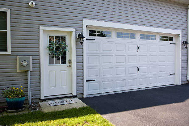 24/7 Emergency Garage Door Panel Replacement experts in Hewlett, NY
